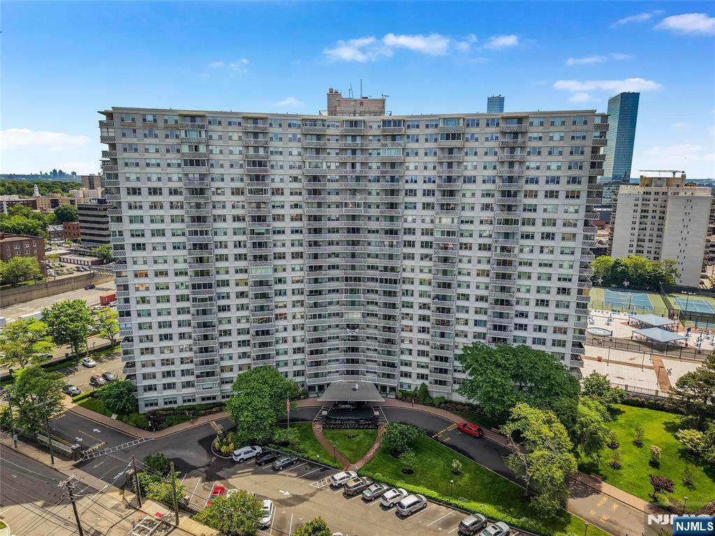 2100 Linwood - Photo 1