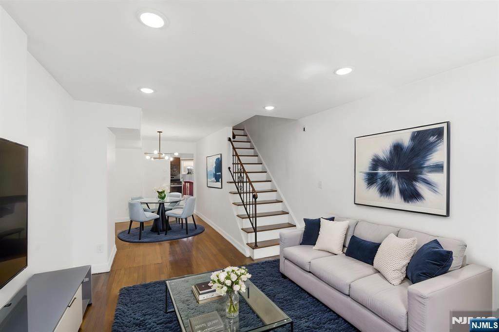 8 Van Nostrand Avenue - Photo 1