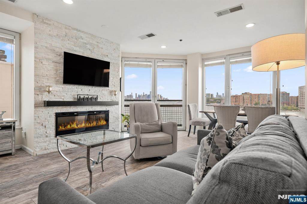 600 Harbor - Photo 1
