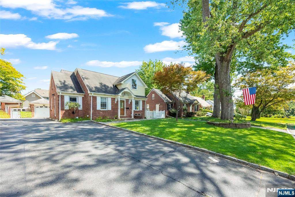 59 Colonial - Photo 1