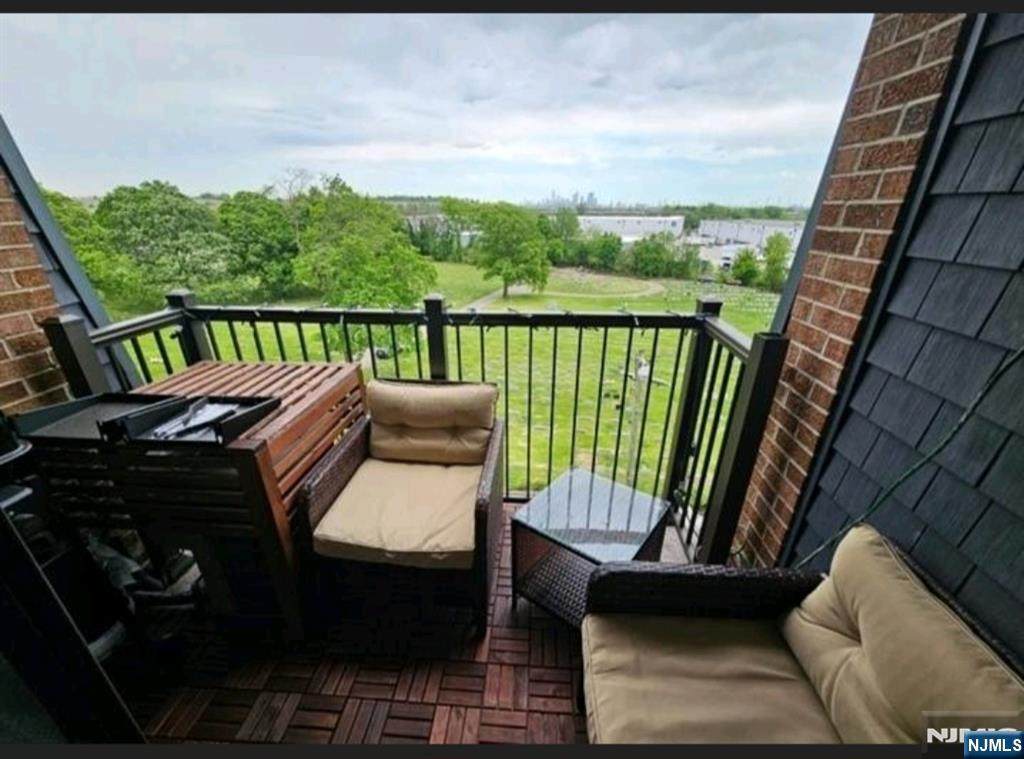 700 Schuyler - Photo 1