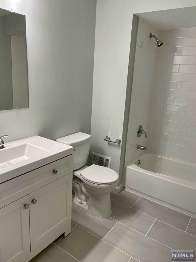 102 Hawthorne Avenue - Photo 1