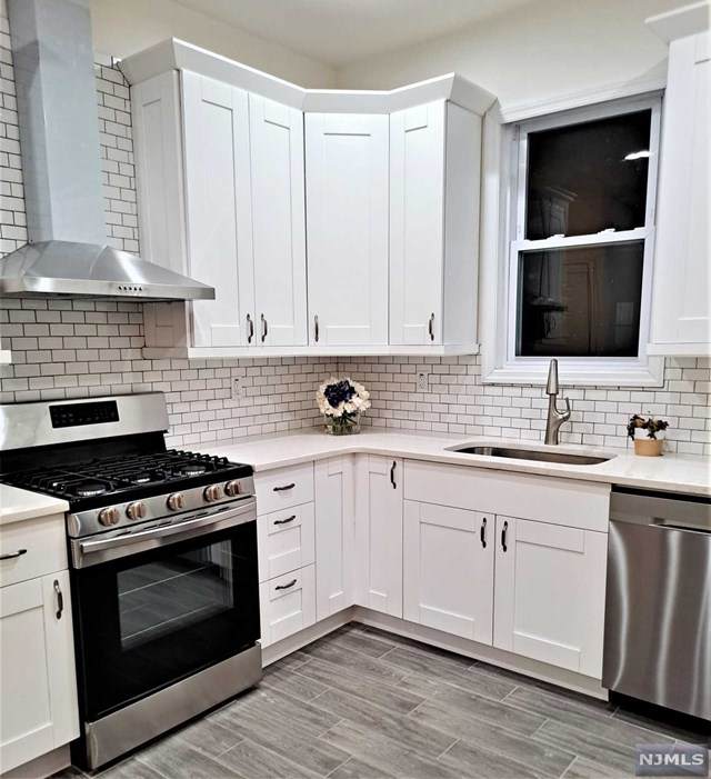 716 11th Street - Photo 1