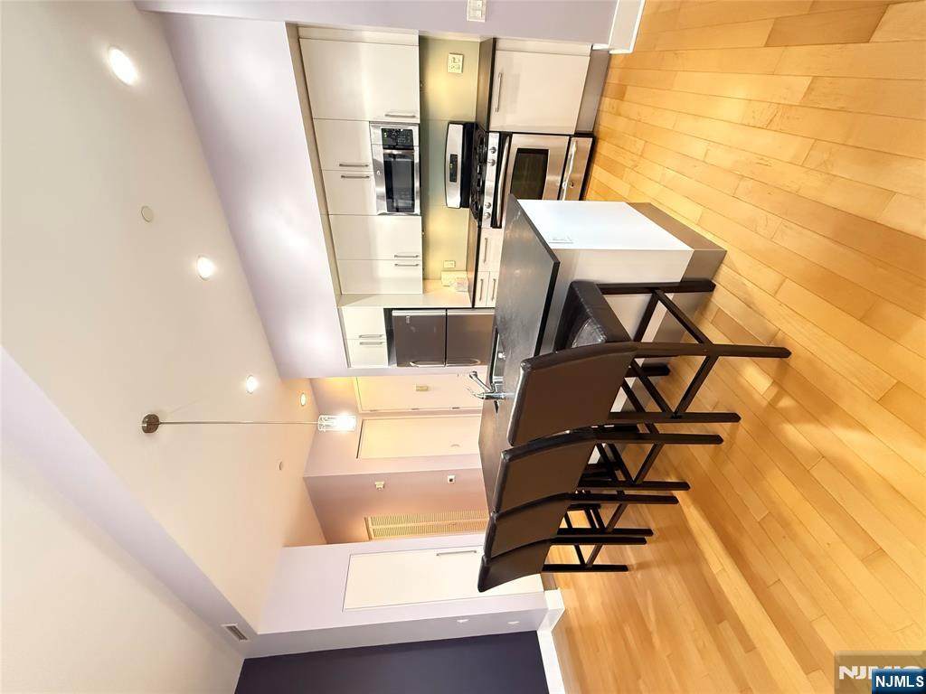 4 Beacon - Photo 1
