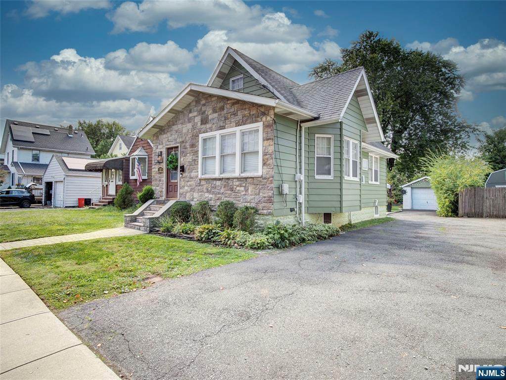 712 Elm Street - Photo 1