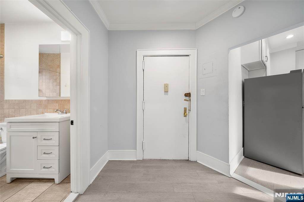 553 Undercliff - Photo 1