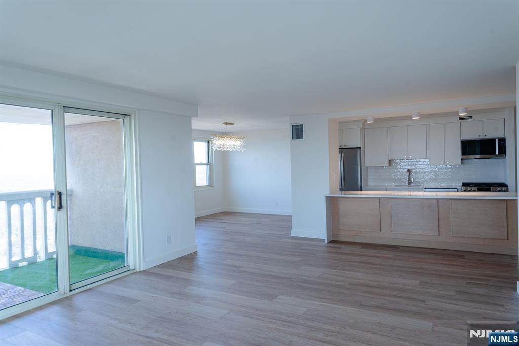 555 North Avenue - Photo 1