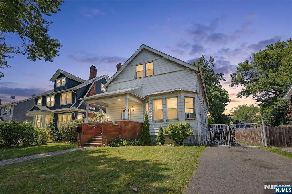 165 College Place - Photo 1