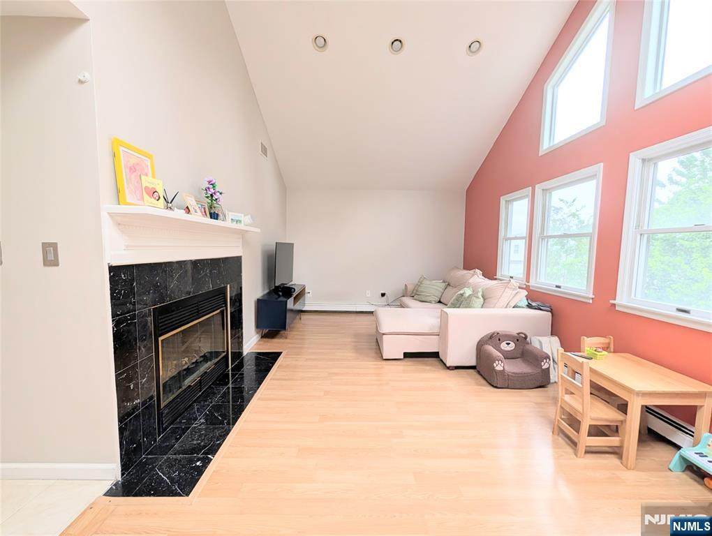 515 Broad - Photo 1