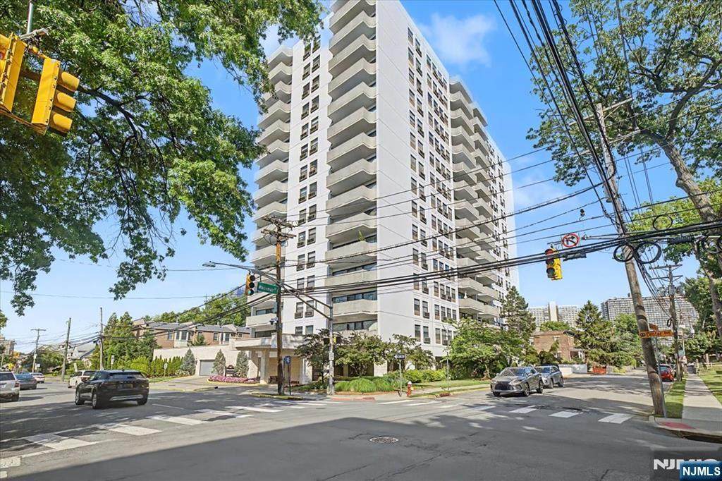 1600 Center Avenue - Photo 1