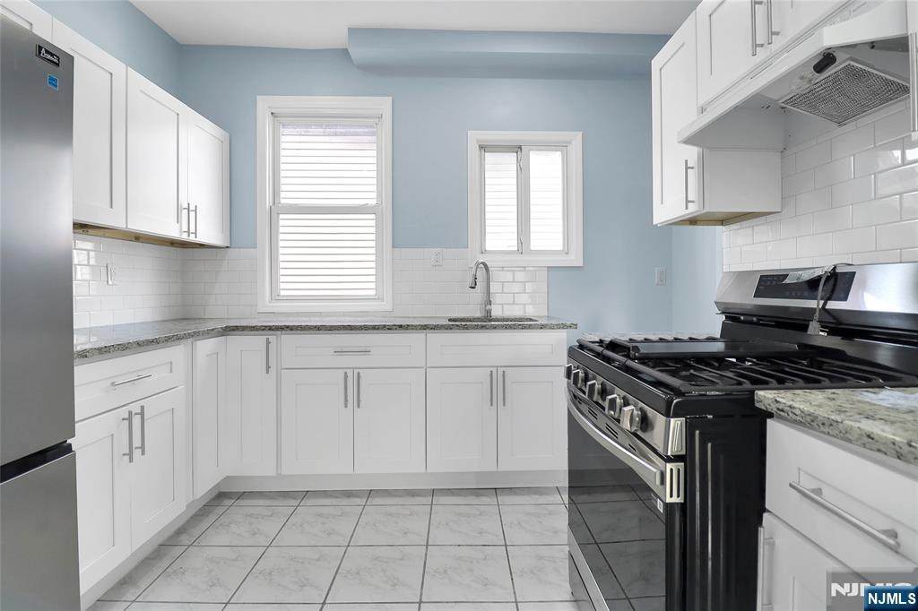 144 Montgomery - Photo 1