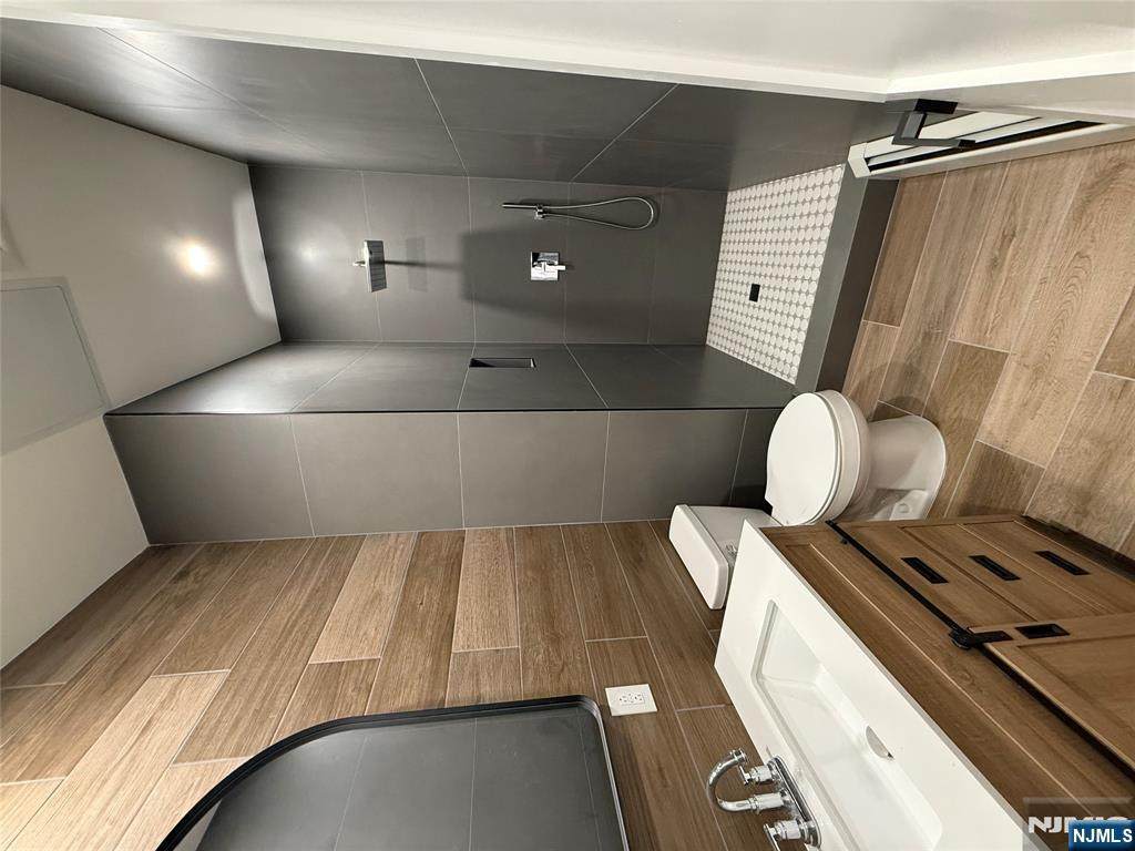 695 Elm - Photo 1