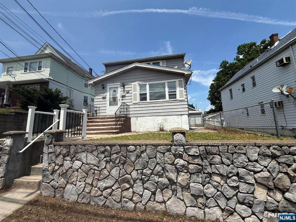 169 Plauderville Avenue - Photo 1