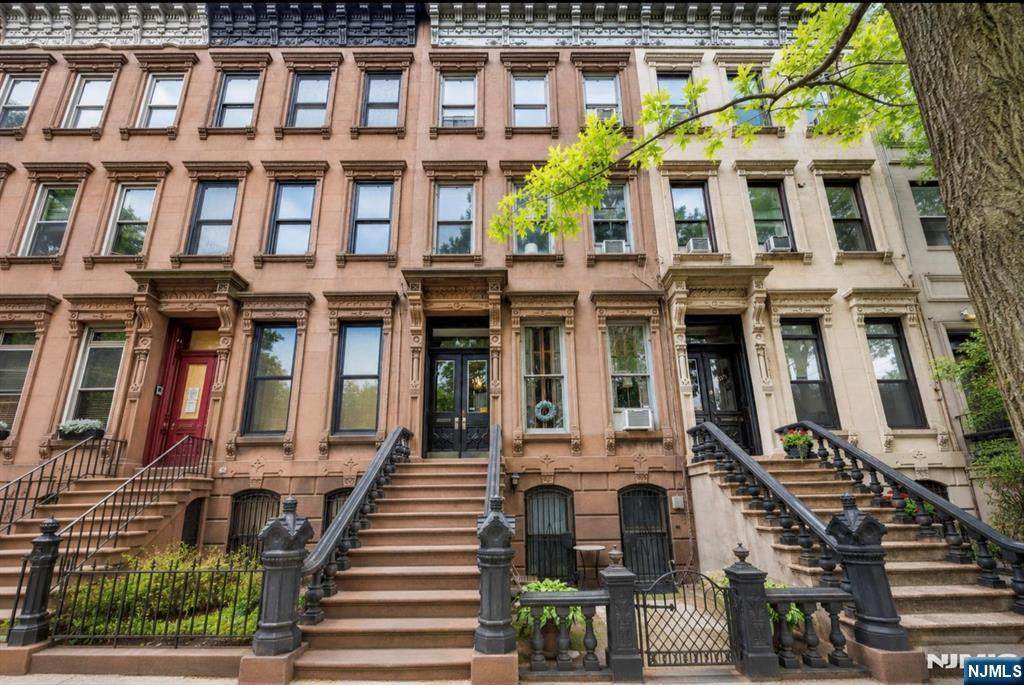 303 York Street - Photo 1