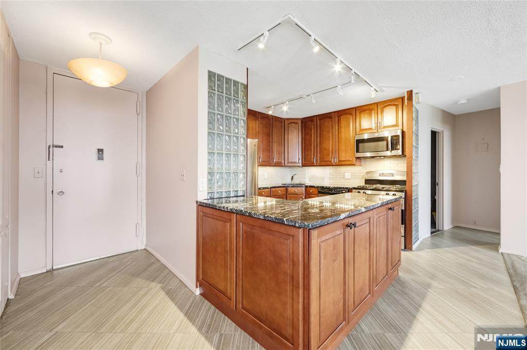 555 North Avenue - Photo 1