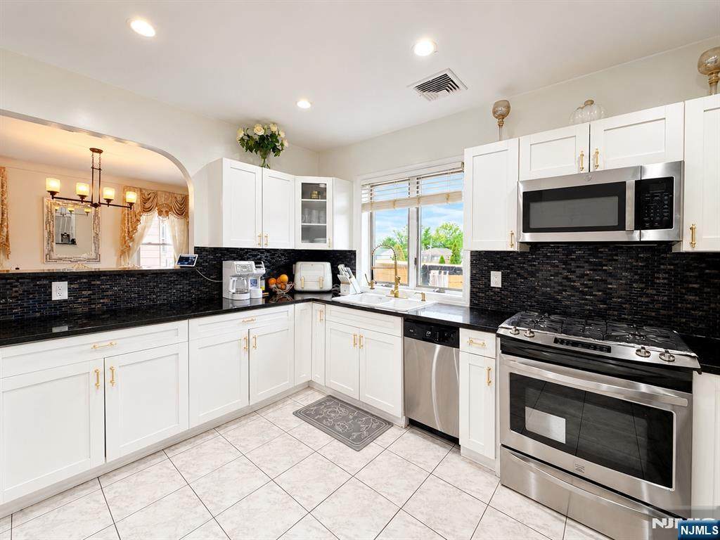 569 Monroe Place - Photo 1