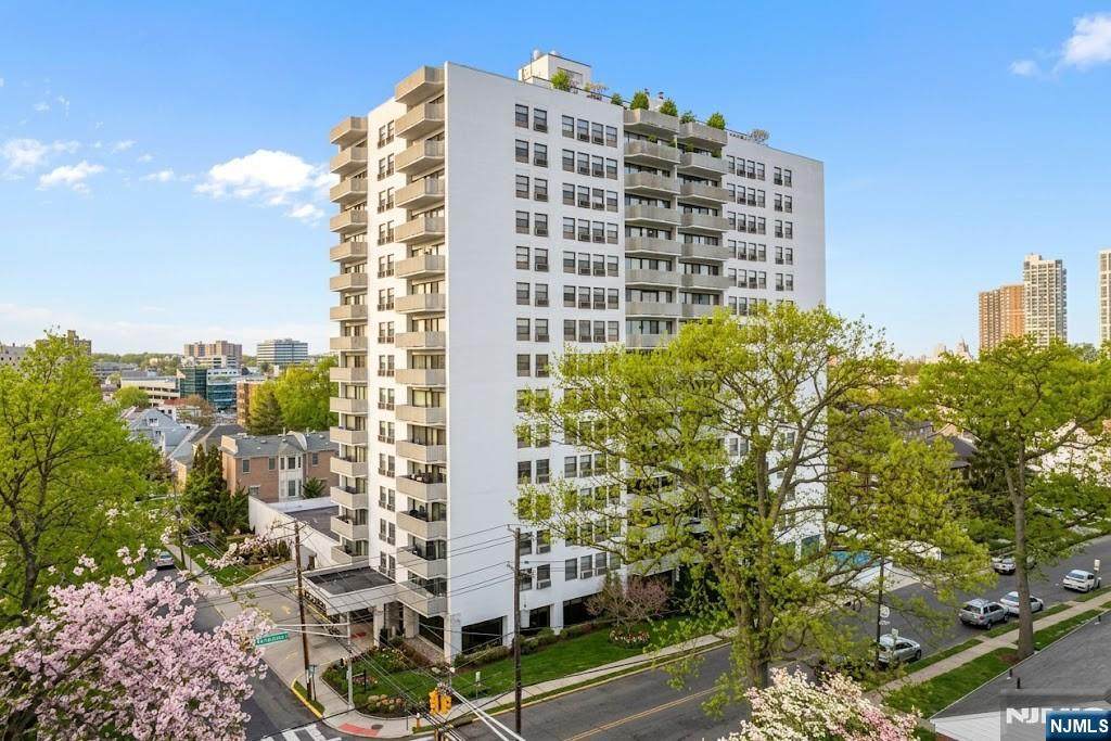 1600 Center Avenue - Photo 1