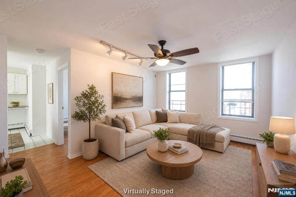 787 Summit Avenue - Photo 1