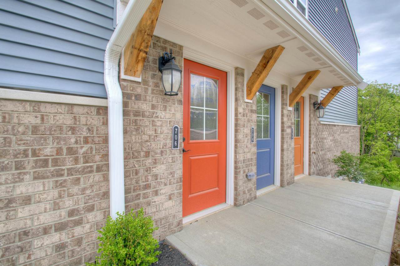 706 Daphne Way - Photo 1