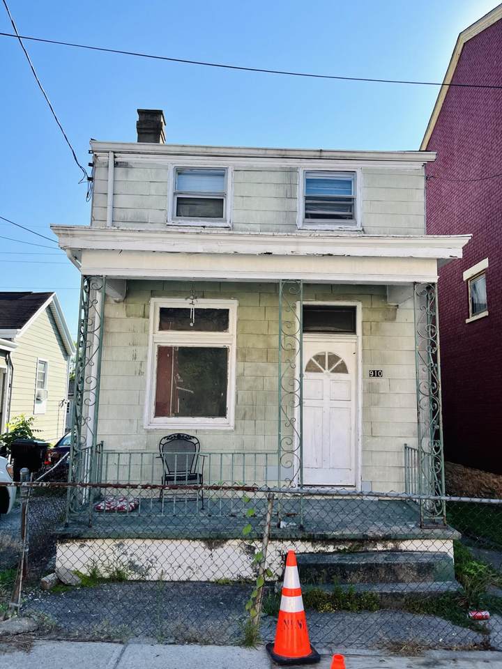 910 Baker Street - Photo 1