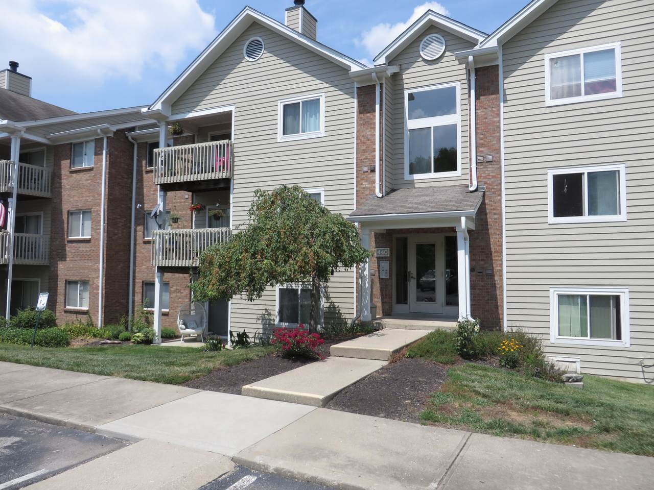 440 Lakeview Drive - Photo 1