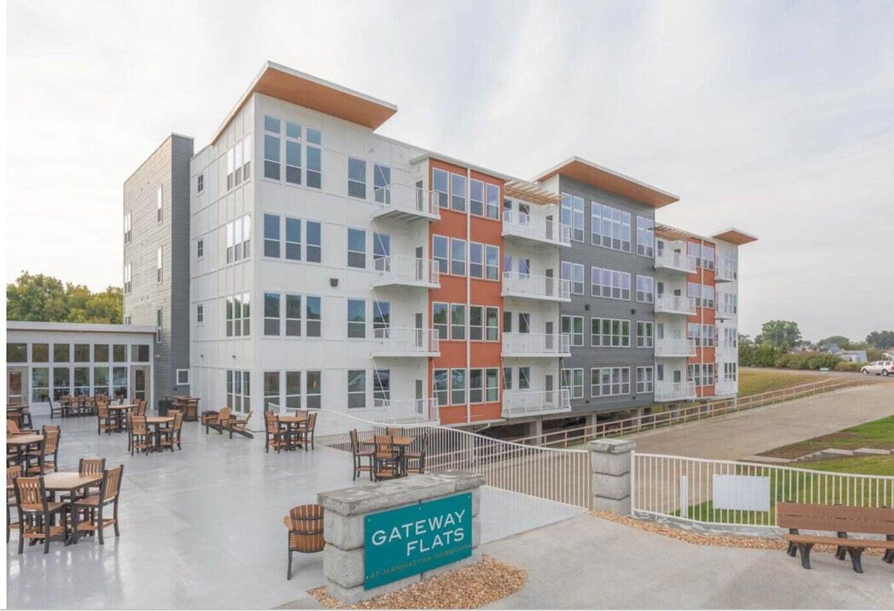 284 Manhattan Boulevard - Photo 1