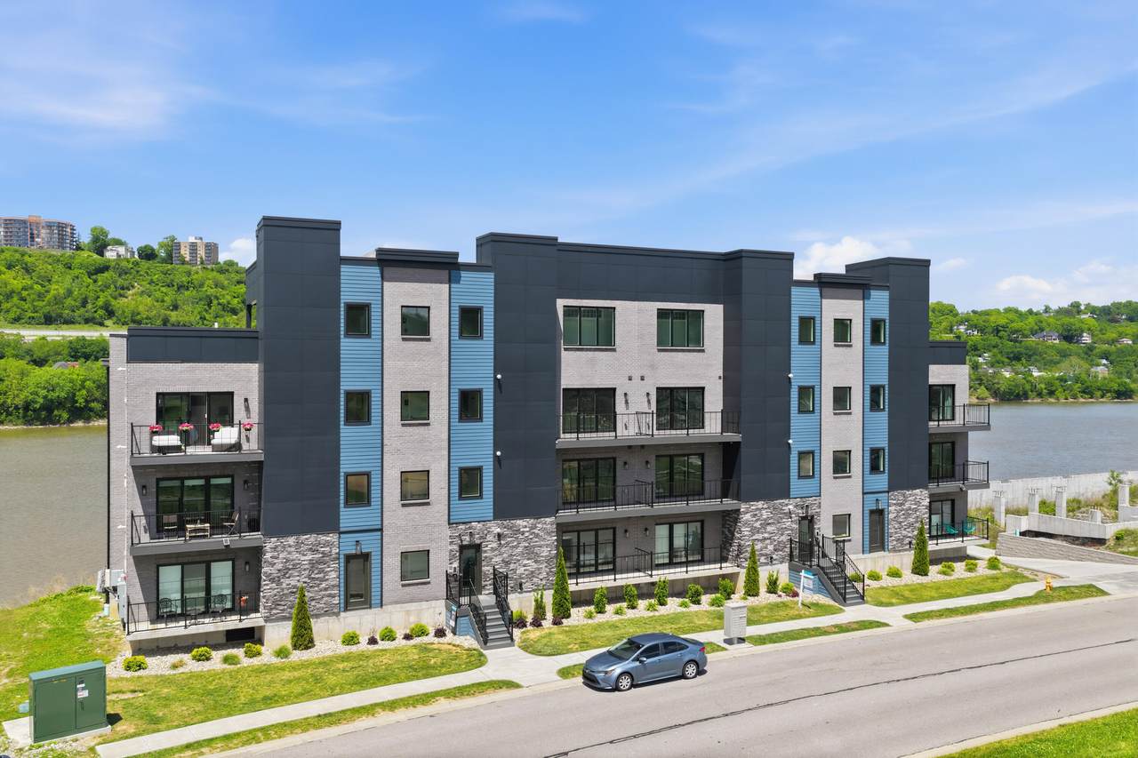 739 Manhattan Boulevard - Photo 1