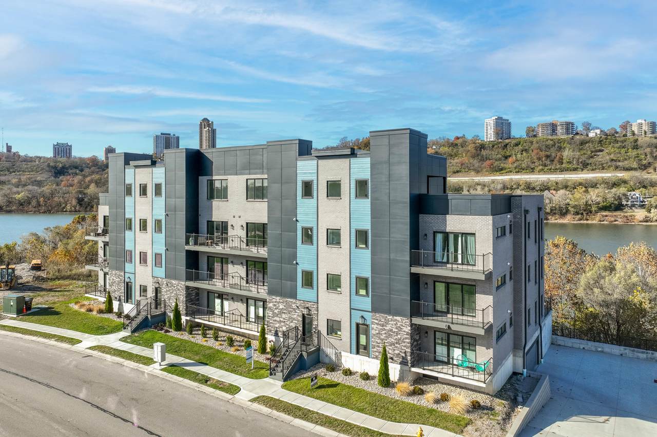 745 Manhattan Boulevard - Photo 1