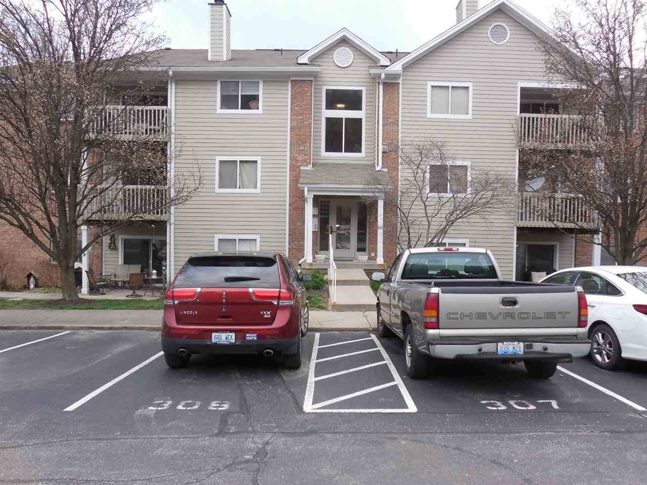 420 Lakeview Drive - Photo 1