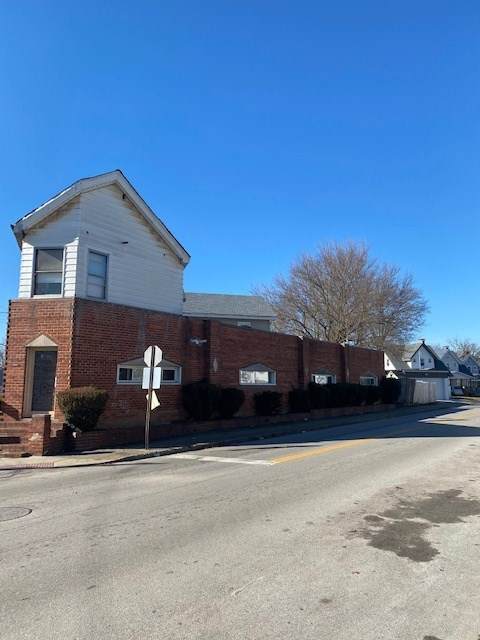 170 42nd St - Photo 1