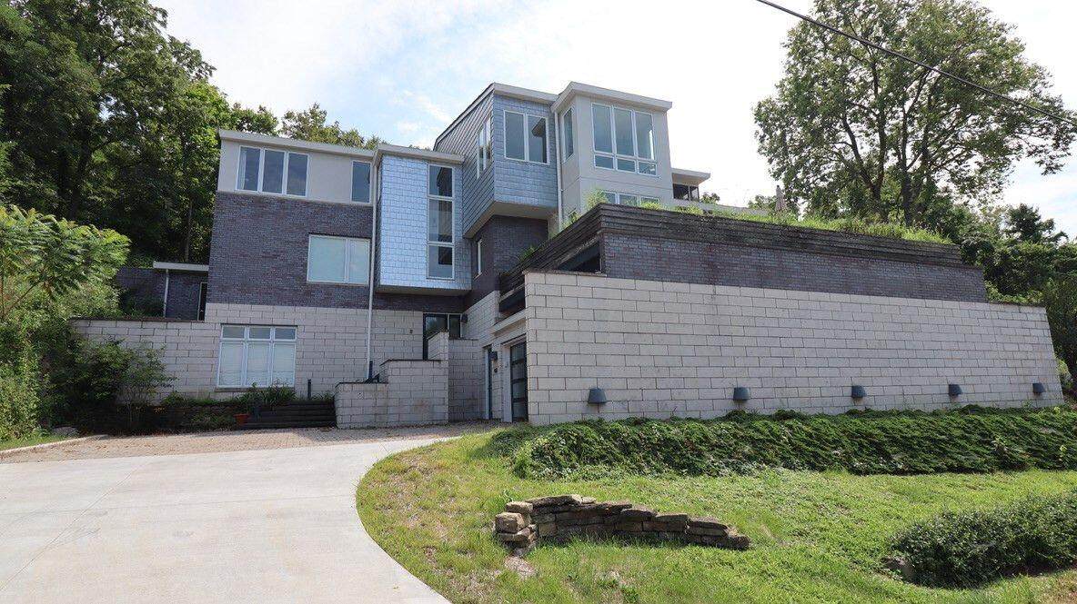 961 Forest Avenue - Photo 1