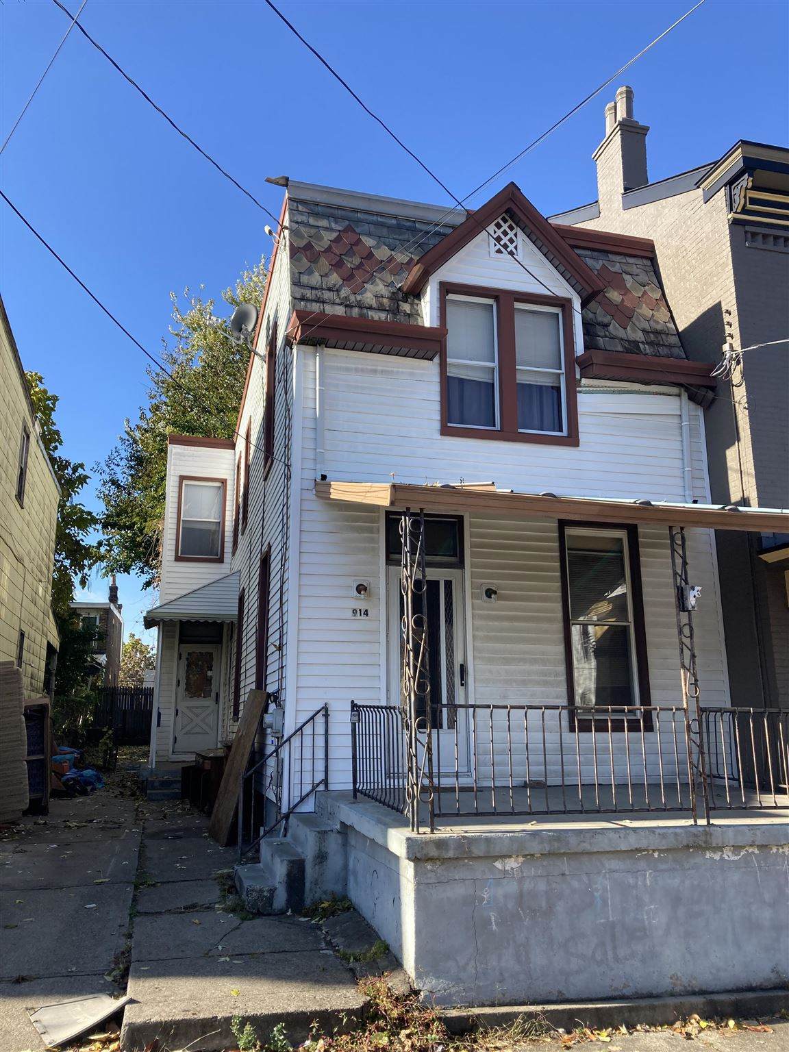 914 Columbia - Photo 1