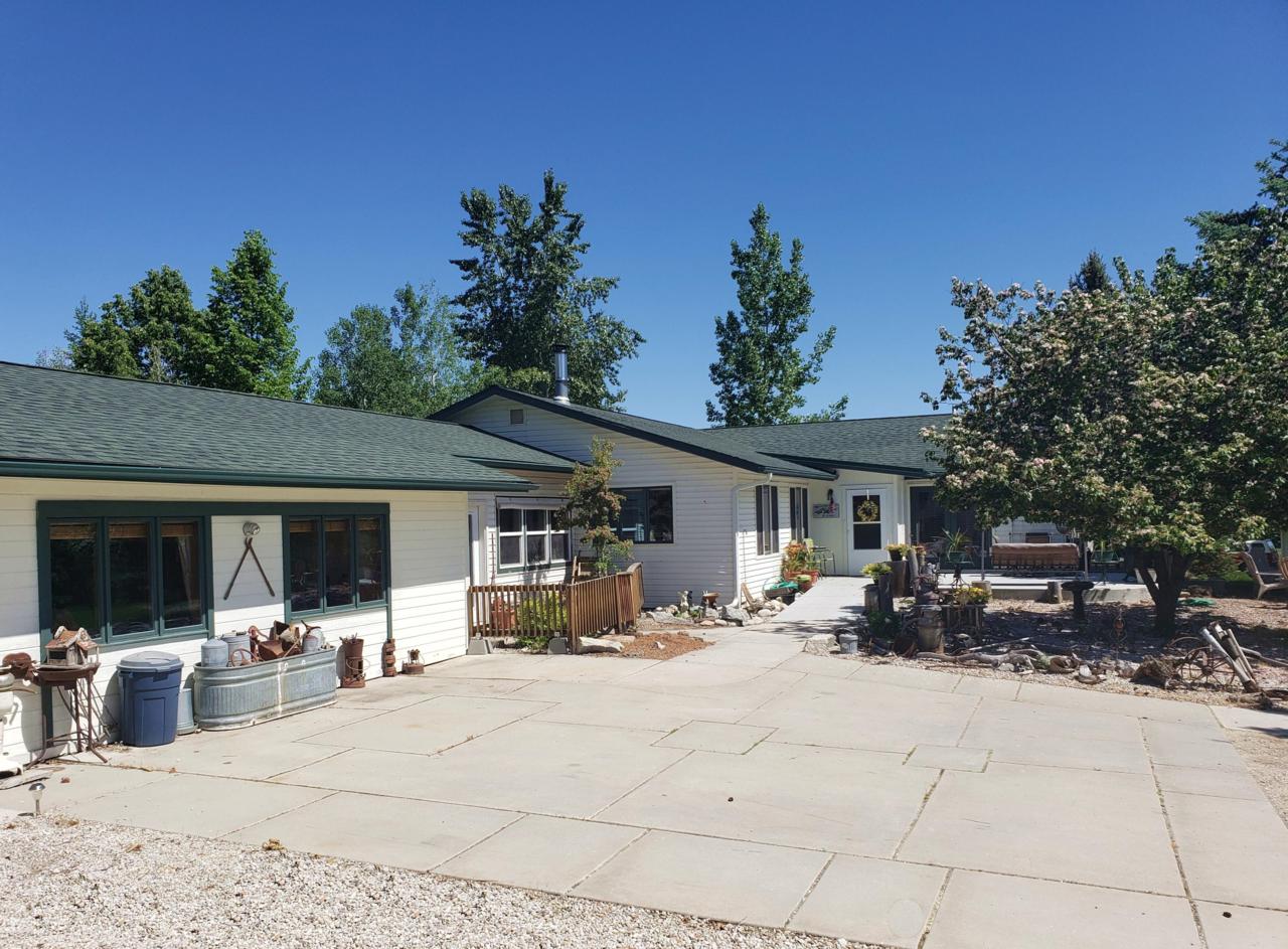 426 Queens Way - Photo 1