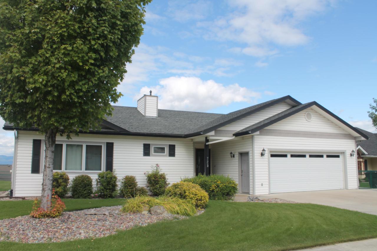 729 Parkway Drive - Photo 1