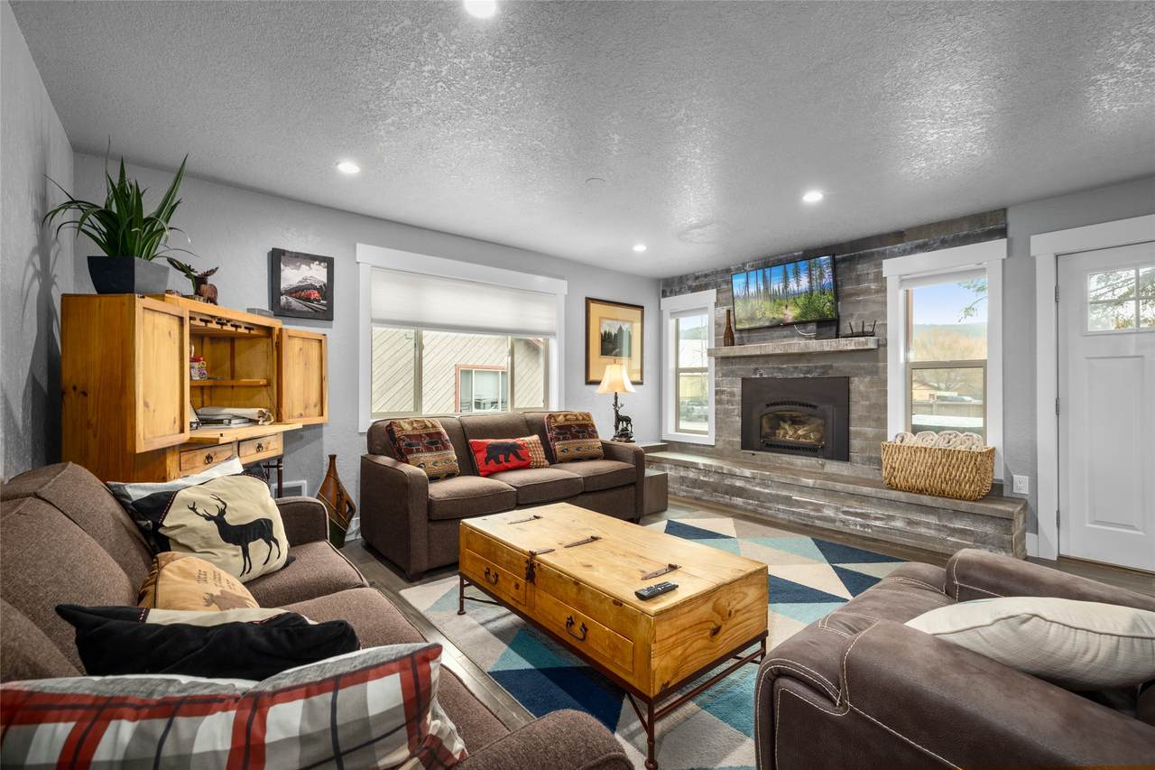 986 Colorado Avenue - Photo 1