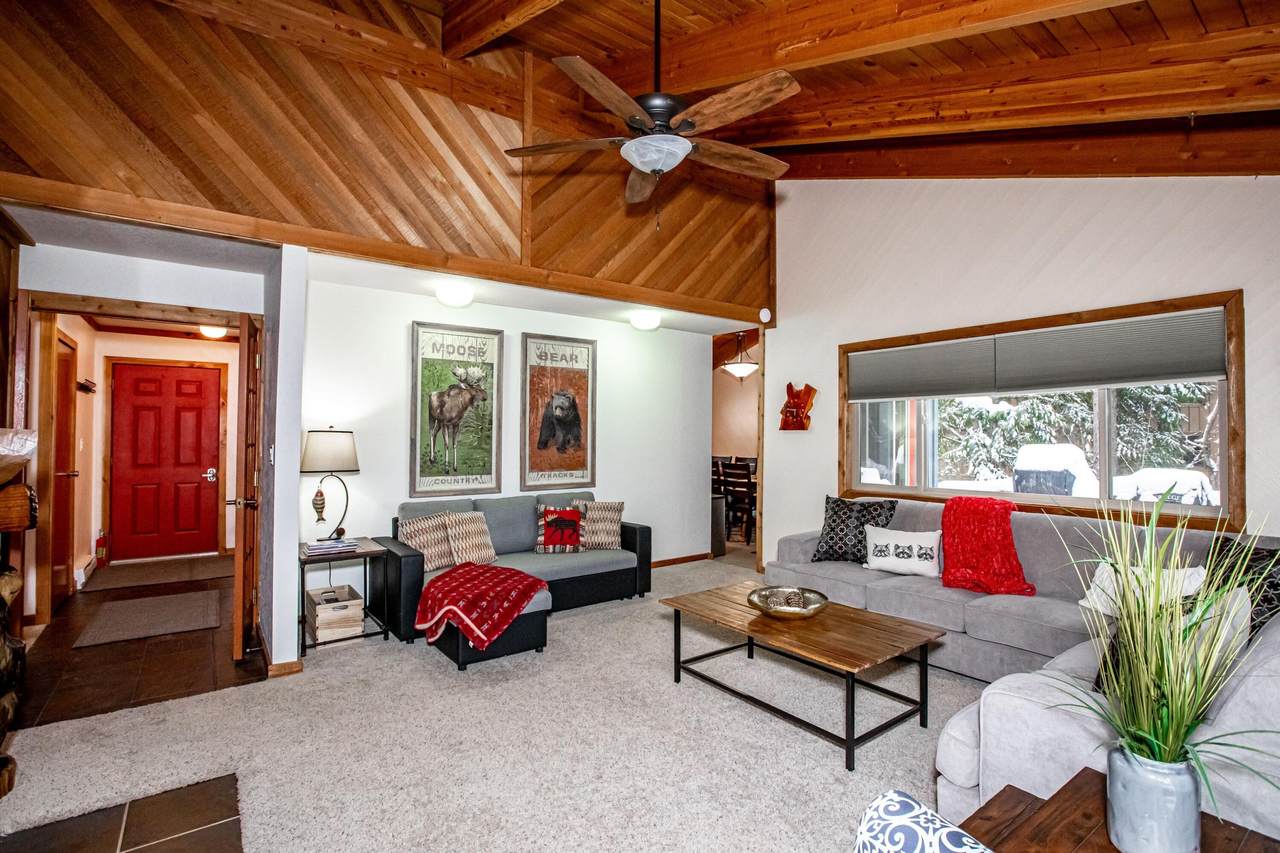 211 Tamarack Lane - Photo 1