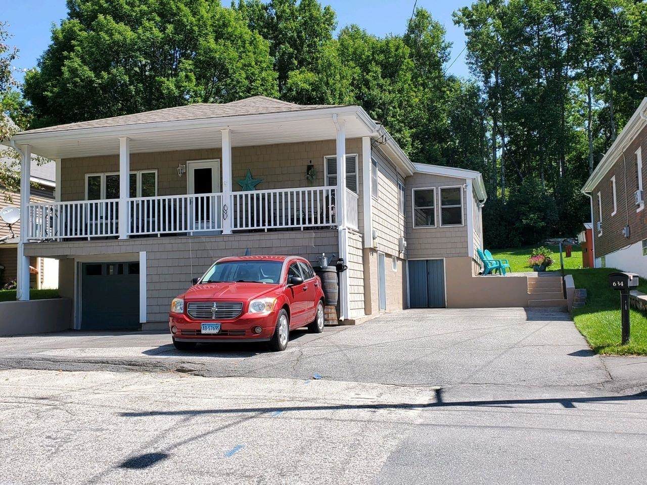 634 Howland Street - Photo 1