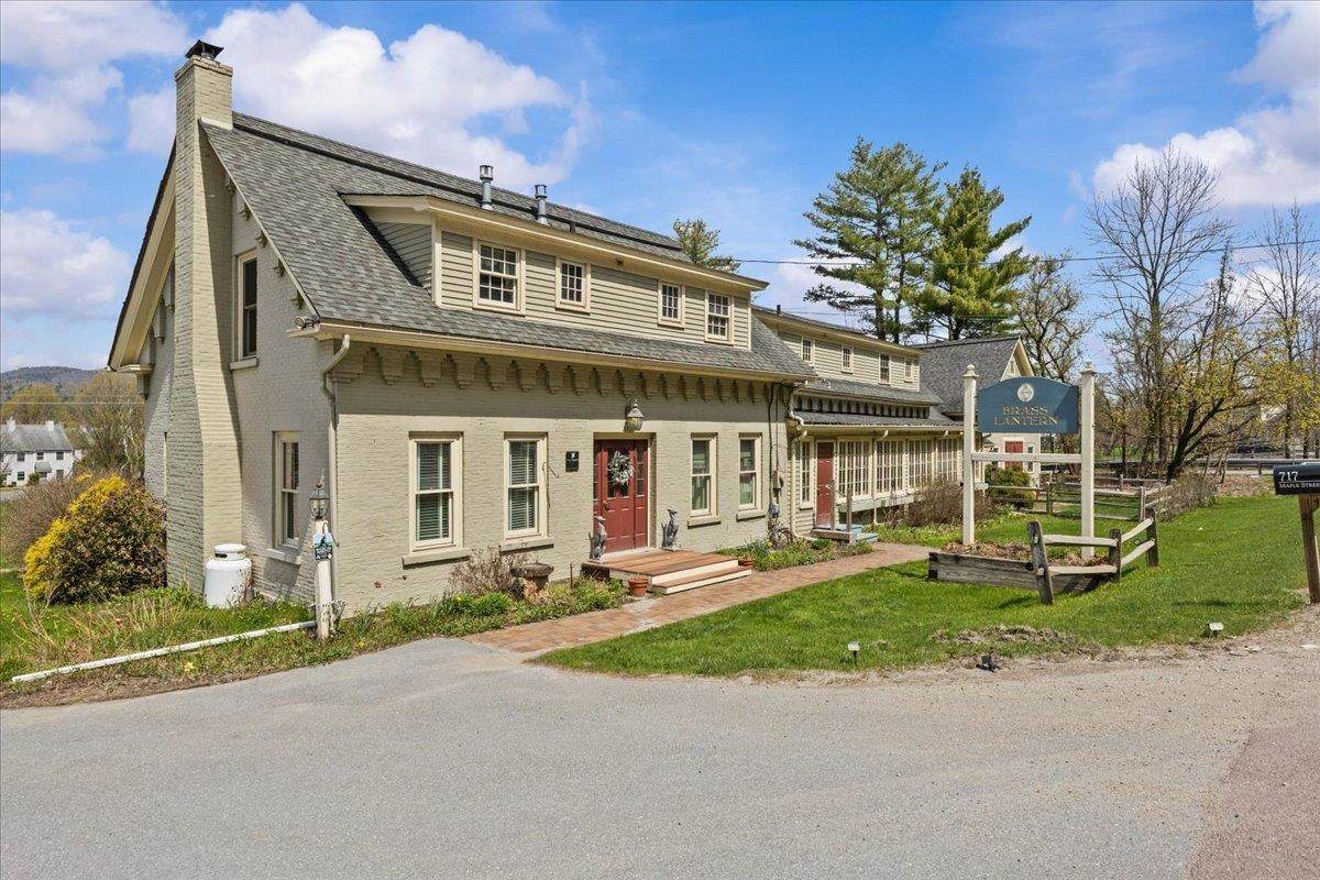 717 Maple Street - Photo 1