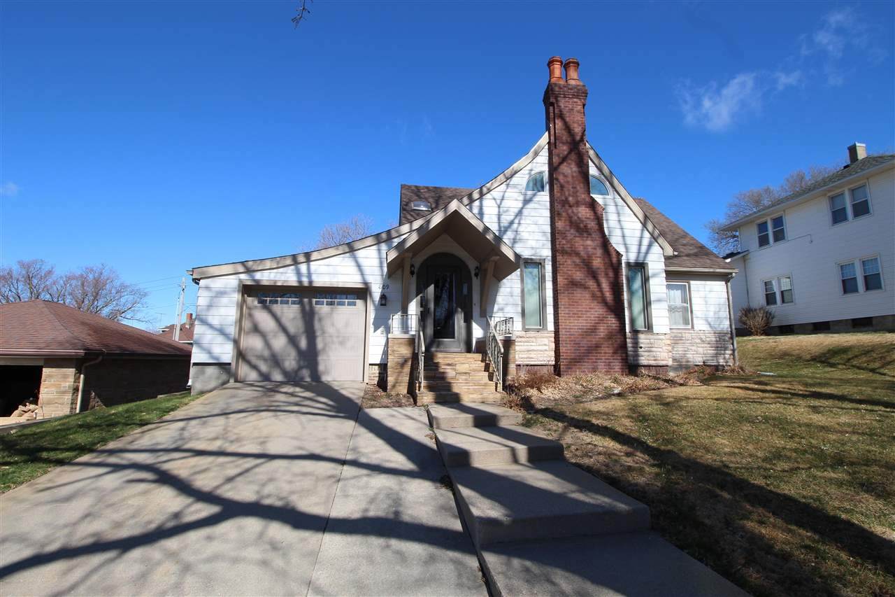 609 12th St - Photo 1