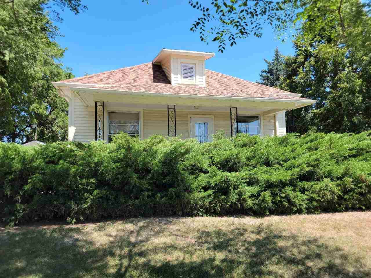 1606 Benjamin Ave. - Photo 1
