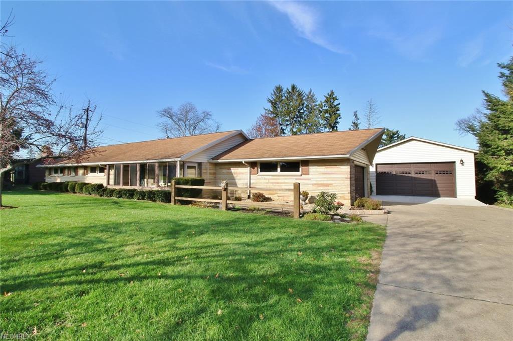 205 Willow Dr - Photo 1
