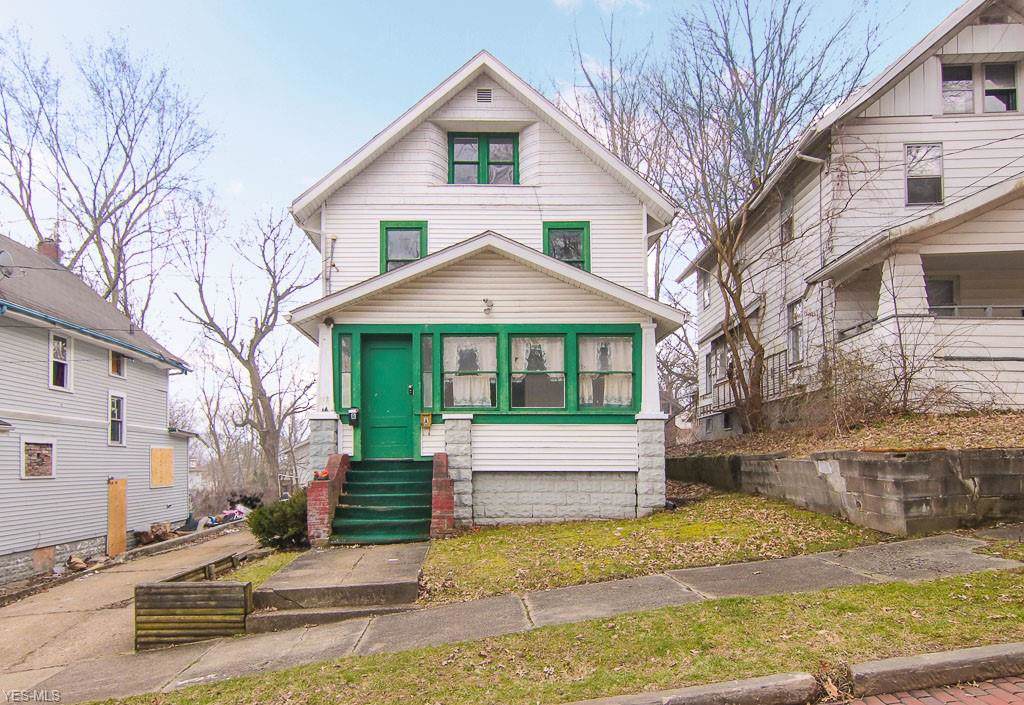 712 Roselle Avenue - Photo 1
