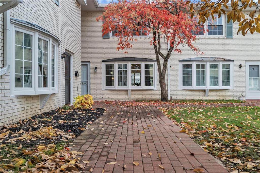 8 Meadowlawn Drive - Photo 1