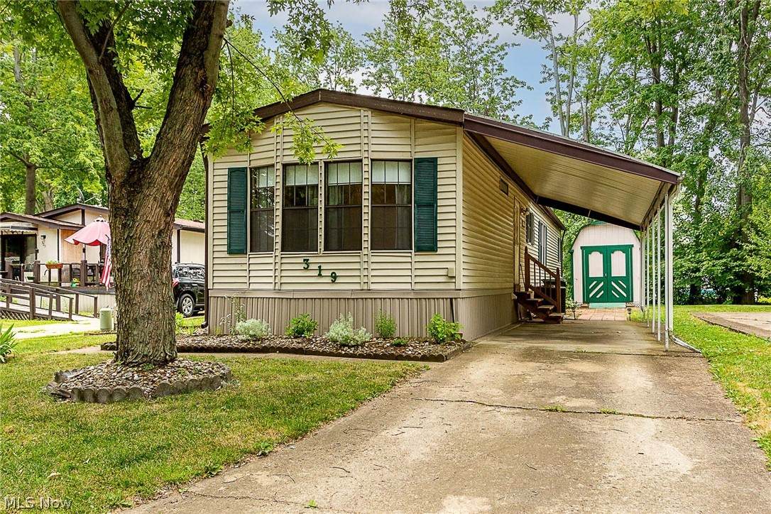 319 Ashwood Drive - Photo 1