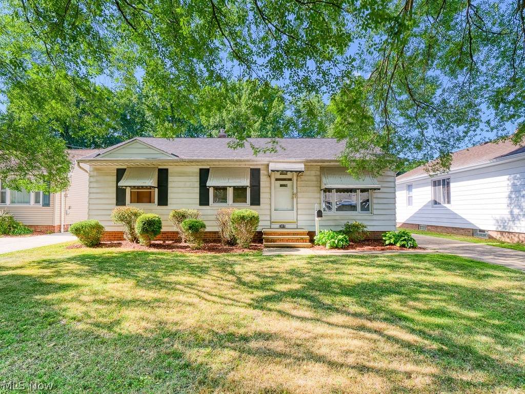 1017 Irving Avenue - Photo 1