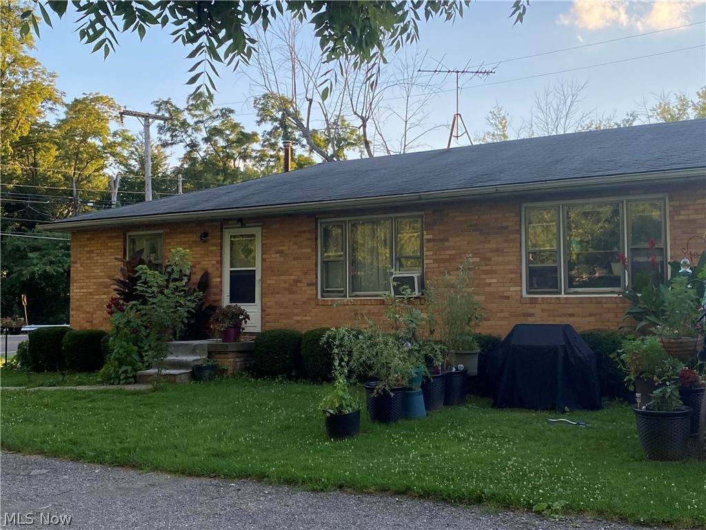 3189 Albrecht Avenue - Photo 1