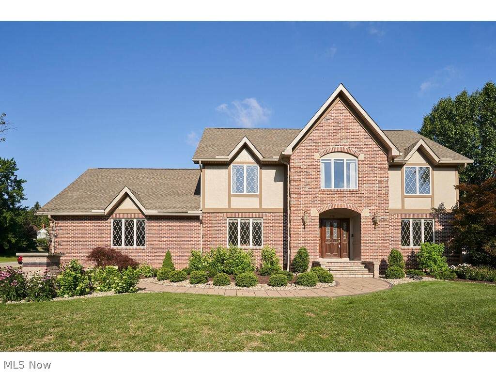 270 Hollythorn Drive - Photo 1