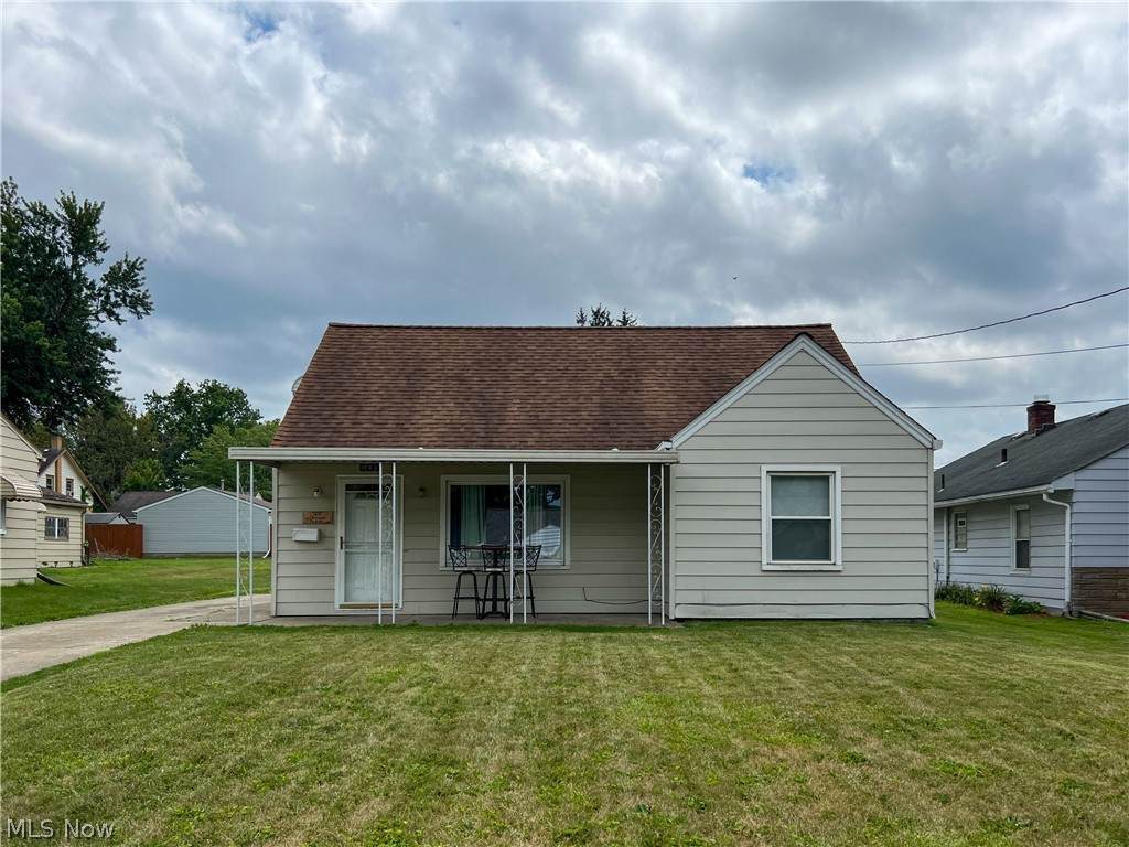 1605 Everett Avenue - Photo 1