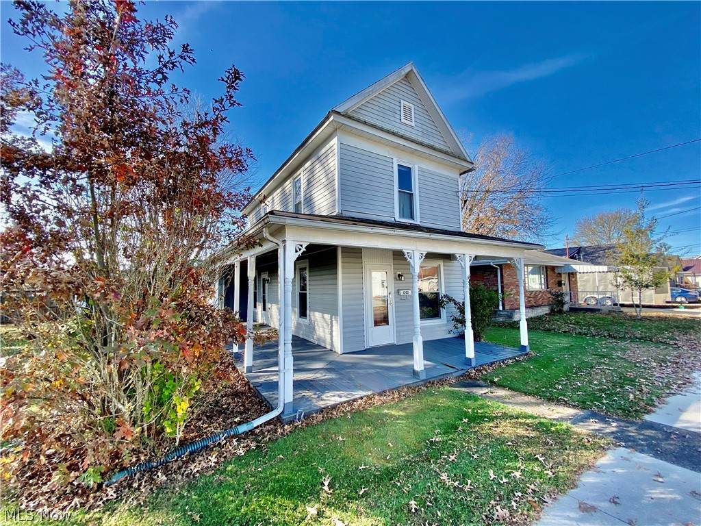 1202 Lakeview Drive - Photo 1