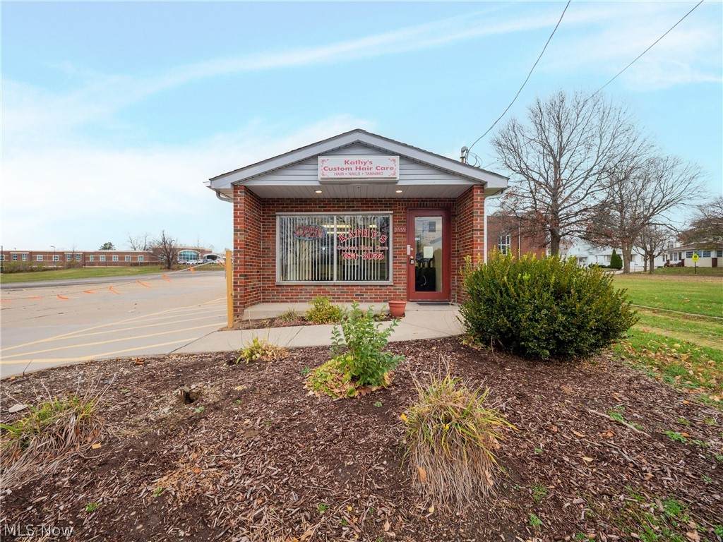 2637 Albrecht Avenue - Photo 1